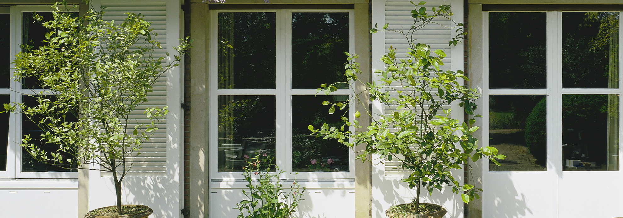 Valkoinen ikkunarivistö talon seinässä